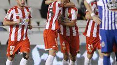 <b>FIESTA Y DECEPCIÓN. </b>Los jugadores del Almería celebran uno de los tres goles que marcaron ayer en Riazor ante la desesperación de Zé Castro.