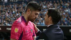 Racing Club's coach Fernando Gago (R) greets Boca Juniors' goalkeeper Agustin Rossi before their Argentine Professional Football League Tournament 2022 match at Presidente Peron stadium in Avellaneda, Buenos Aires province, on August 14, 2022. (Photo by ALEJANDRO PAGNI / AFP)