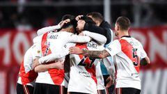 AVELLANEDA, ARGENTINA - AUGUST 07: Bruno Zuculini (R) of River Plate celebrates with teammate after winning a match between Independiente and River Plate as part of Liga Profesional 2022 at Estadio Libertadores de América - Ricardo Enrique Bochini on August 7, 2022 in Avellaneda, Argentina. (Photo by Marcelo Endelli/Getty Images)