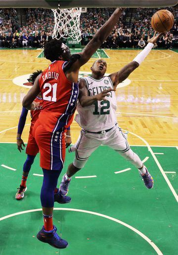 Terry Rozier frente a Joel Embiid. 