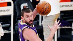 Los Angeles (United States), 01/05/2021.- Los Angeles Lakers center Marc Gasol (top) passes to Los Angeles Lakers forward LeBron James (bottom) during the first quarter of the NBA basketball game between the Sacramento Kings and the Los Angeles Lakers at 
