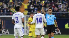 S&aacute;nchez Mart&iacute;nez amonesta a Casemiro en presencia de Militao en el Villarreal-Real Madrid.
