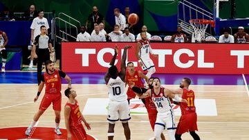 Basketball - FIBA World Cup 2023 - Second Round - Group J - United States v Montenegro - Mall of Asia Arena, Manila, Philippines - September 1, 2023 Anthony Edwards of the U.S. and Walker Kessler of the U.S. in action with Montenegro's Bojan Dubljevic and Montenegro's Nemanja Radovic REUTERS/Lisa Marie David