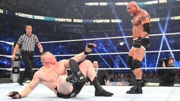 Bill Goldberg mira a Lesnar despu&eacute;s de empujarlo al suelo en el evento de la WWE Survivor Series.
