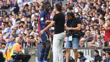 Dembélé saluda a Xavi en un partido del Barça esta temporada.