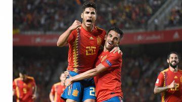 Spain&#039;s midfielder Marco Asensio (L) celebrates with Spain&#039;s midfielder Dani Ceballos after scoring a goal during the UEFA Nations League A group 4 football match between Spain and Croatia at the Manuel Martinez Valero stadium in Elche on September 11, 2018. (Photo by JOSE JORDAN / AFP)
