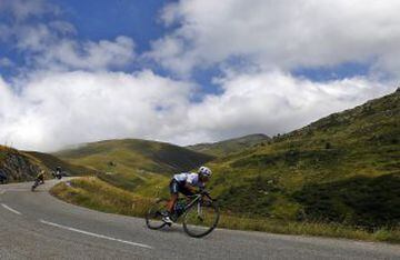 Movistar rider Nairo Quintana of Colombia speeds downhill during the 110.5-km (68.6 miles) 20th stage of the 102nd Tour de France cycling race from Modane to Alpe d'Huez in the French Alps mountains, France, July 25, 2015.     REUTERS/Stefano Rellandini