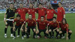 Casillas, Marchena, Ramos, Capdevila, Senna, Torres, Silva, Iniesta, Xavi, Cesc y Puyol, con Espa&ntilde;a.