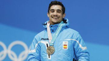 Daegwallyeong-myeon (Korea, Republic Of), 17/02/2018.- Bronze medal winner Javier Fernandez of Spain during the medal ceremony for the men&#039;s Single Figure Skating event at the PyeongChang 2018 Olympic Games, South Korea, 17 February 2018. (Espa&ntilde;a, Corea del Sur) EFE/EPA/GUILLAUME HORCAJUELO