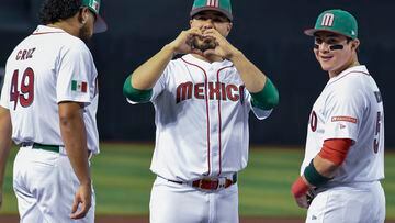 Phoenix (United States), 11/03/2023.- Manuel Barreda (C) of Mexico signals someone in the crowd as he lines up for a game with Colombia Pool C game of the 2023 World Baseball Classic at Chase Field in Phoenix, Arizona, USA, 11 March 2023. (Estados Unidos, Fénix) EFE/EPA/Rick D'Elia
