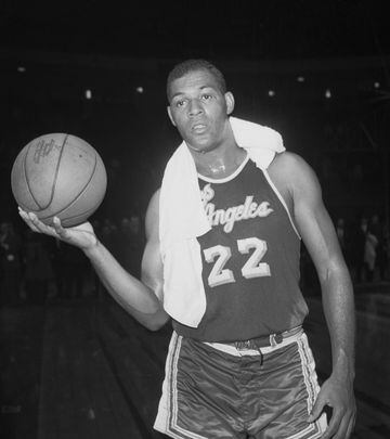 Sexto laker en contar con su estatua en los aledaños del Staples Center. Como Jerry West, las derrotas ante los Celtics han impedido que su legado brille más entre el gran público: se retiró con 0-8 en ocho Finales y, por lo tanto, sin ningún título. Pero, número 1 del draft en 1958, jugó 14 temporadas en los Lakers en las que fue diez veces all star y promedió más de 27 puntos y 13 rebotes. Tiene el récord de anotación en un partido de las Finales (61), en 1960 fue el primero que anotó más de 70 en un duelo NBA (71) y su estilo de vuelos espectaculares es considerado un precedente para lo que luego hicieron Julius Erving, Michael Jordan, el propio Kobe... Los problemas de rodillas le obligaron a retirarse tras nueve partidos de la temporada 1971-72, precisamente en la que Jerry West ganó su ansiado anillo... La fecha de la retirada de su camiseta fue el 9 de noviembre de 1983.