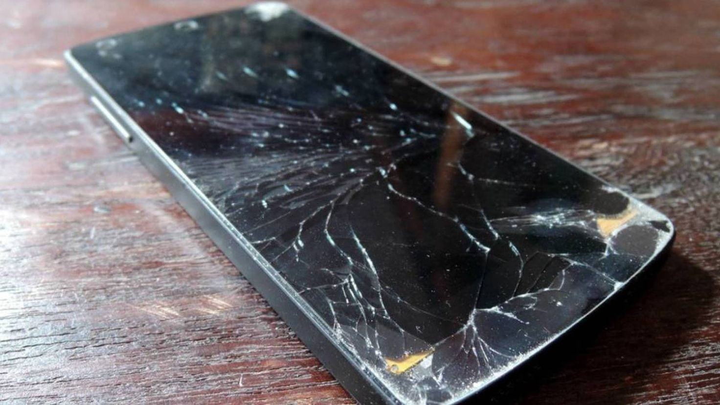 Почему телефон разбит. Смартфон с разбитым экраном. Разбит экран телефона. Сломанный смартфон. Треснутый экран смартфона.