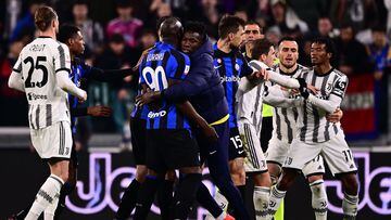 Inter Milan�s forward Romelu Lukaku (C) argues with Juventus� midfielder Juan Cuadrado from Colombia during the Italian Cup semi-final first leg football match between Juventus and Inter Milan on April 4 2023 at the "Allianz Stadium" in Turin. (Photo by Marco BERTORELLO / AFP)