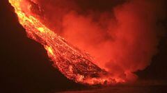 GRAFCAN3937. TIJARAFE (LA PALMA), 29/09/2021.- La colada de lava que emerge de la erupci&oacute;n volc&aacute;nica de La Palma ha llegado esta noche al mar en una zona de acantilados situados en las cercan&iacute;as de la playa El Guirre, en Tazacorte. EF