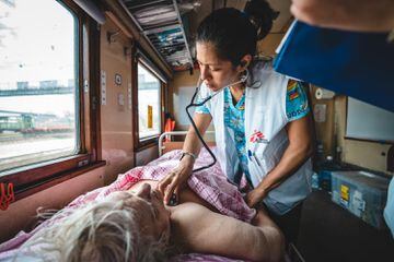 La doctora Guadalupe Garcia Noria monitorea a un paciente desde Pokrovsk, el este de Ucrania,  hasta Lviv, al oeste, en un viaje de 20 horas.