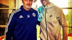 Juan Pablo &Aacute;ngel junto a Jos&eacute; Mourinho, t&eacute;cnico de Chelsea. 