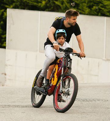 El zaguero del FC Barcelona es conocido por andar en bicicleta durante sus ratos libres. Además, usualmente es acompañado por su hijo.