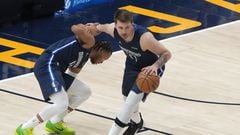 Luka Doncic (77) de los Dallas Mavericks ayuda a levantarse a su compañero Jalen Brunson (13) durante un partido de playoff de la NBA, entre Utah Jazz y los Dallas Mavericks, en el Vivint Smart Home Arena de Salt Lake City, Utah (EEUU).