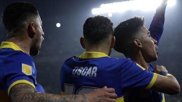Boca Juniors' midfielder Guillermo Fernandez (R) celebrates after scoring against Estudiantes during their Argentine Professional Football League Tournament 2022 football match at La Bombonera stadium in Buenos Aires, on July 24, 2022. (Photo by ALEJANDRO PAGNI / AFP)
