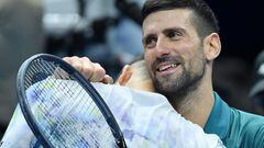Novak Djokovic sonríe al saludar a Hubert Hurkacz después de su partido en las ATP Finals de Turín.