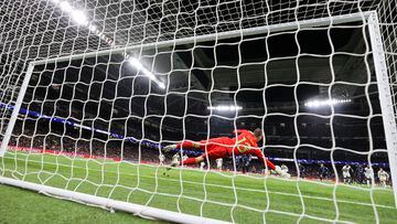 Andriy Lunin detiene el penalti ante el Sporting de Braga el pasado miércoles en el estadio Santiago Bernabéu.