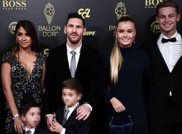 Barcelona's Dutch midfielder Frenkie De Jong (1st-R), his girlfriend Mikky Kiemeney (2nd-R), Barcelona's Argentinian forward Lionel Messi (3rd-R) and his wife Antonella Roccuzzo (1st-L) and his sons Thiago and Mateo arrive to attend the Ballon d'Or France Football 2019 ceremony at the Chatelet Theatre in Paris on December 2, 2019. (Photo by Anne-Christine POUJOULAT / AFP)