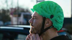 Un hombre se ata el Inflabi, el casco hinchable para ciclistas actualmente en desarrollo.