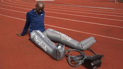 El atleta Mo Farah durante una sesi&oacute;n de terapia por compresi&oacute;n neum&aacute;tica.