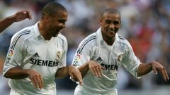 Ronaldo y Roberto Carlos, celebrando un gol con el Real Madrid.