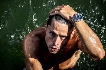 El rumano Constantin Popovicisaliendo del agua tras su salto.
