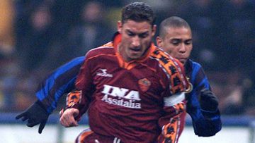 Ronaldo Nazario persigue a Totti en un Inter-Roma de la temporada 1998-1999 de la Serie A.