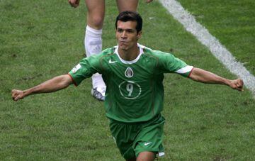 El delantero jugó dos Mundiales (2002 y 2006). Vistió la camiseta de México en 89 ocasiones. Es el segundo máximo goleador de la historia mexicana con 46 tantos. 