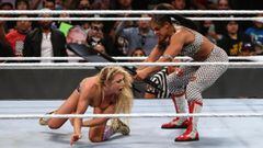 Bianca Belair ataca a Charlotte Flair en Raw.