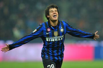 El jugador brasileño vistió la camiseta del Inter de Milán durante tres temporadas desde el 2010 hasta el 2013.
