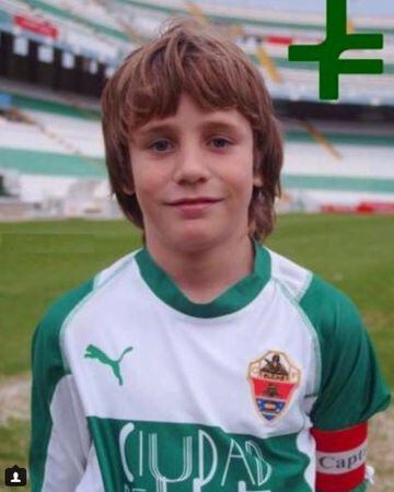 El amor por el Elche lo ha vivido desde pequeño. Su padre José Antonio Ñíguez, conocido como Boria, fue jugador del equipo alicantino durante casi 8 años. 