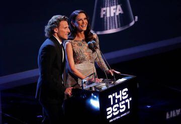 La actriz Catherine Zeta-Jones y el futbolista Diego Forlan antes de entregar el Premios Puskas de The Best 2017.