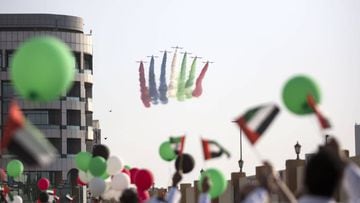 Dubai (United Arab Emirates), 23/06/2020.- Medical workers wave flags and hold balloons as they enjoy watching Al Fursan, the UAE Air Force&#039;s aerobatic display team soaring the sky in celebration of their work and dedication, in Dubai, United Arab Em