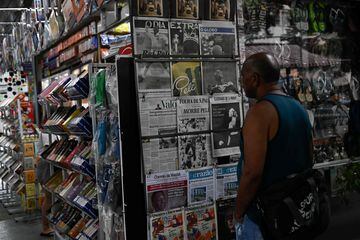 Un hombre mira las portadas de los diarios brasileños que llevan en su portada la muerte de la leyenda del fútbol brasileño Pelé en un quiosco de prensa de la ciudad de Río de Janeiro en Brasil. 
