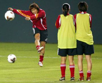 Sun Wen, la mejor futbolista china de la historia, comenzó a jugar a los ocho años en una escuela deportiva de su ciudad. En el año 2000, ganó el premio a la Mejor Jugadora del Siglo XX y  además ganó el Balón de Oro y la Bota de Oro por su actuación en el Mundial Femenino de 1999. Actualmente se encuentra retirada.