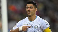 Gremio's forward Uruguayan Luis Suarez celebrates after scoring a goal from the penalty spot during the Brazilian Championship football match between Fluminense and Gremio at the Maracana Stadium in Rio de Janeiro, Brazil, on December 6, 2023. (Photo by MAURO PIMENTEL / AFP)