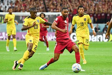 Jhegson Méndez de Ecuador y Hatem Abdulaziz de Qatar durante el partido inaugural del Mundial Qatar 2022 en Al Khor, Qatar.