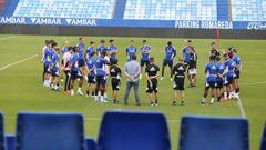 Los jugadores del Zaragoza atienden las indicaciones de Carcedo en un entrenamiento en La Romareda.