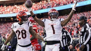 How many times have the Chiefs and the Bengals met in the NFL playoffs?  What is their record? - AS USA