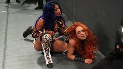 Sasha Banks ataca a Becky Lynch en Raw.