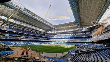 Panorámica del interior del Bernabéu con el izado de la primera chercha del techo retráctil.
