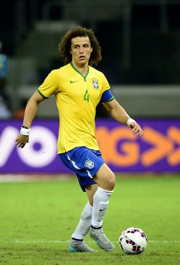 Conocido por su peculiar cabellera y su buen golpeo de balón. David Luiz logró títulos con Chelsea y PSG, aunque la mayoría de los aficionados lo recuerdan con la ‘canarinha’ de Brasil.