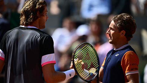 Norway's Casper Ruud (R) greets Chile's Nicolas Jarry after winning at the end of their men's singles match on day nine of the Roland-Garros Open tennis tournament at the Court Philippe-Chatrier in Paris on June 5, 2023. (Photo by JULIEN DE ROSA / AFP)