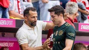 Hasan Salihamidzic saluda a Robert Lewandowski durante su etapa en el Bayern de Múnich.