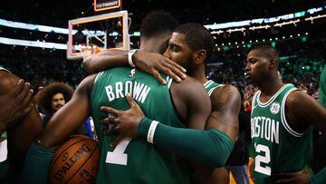 Kyrie Irving abraza a Jaylen Brown tras ganar a los Warriors y conseguir la 14&ordf; victoria seguida de los Celtics.
