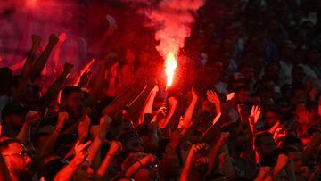 Lanzamiento de bengalas, insultos, saludos nazis... durante el encuentro entre el Eintracht Fráncfort y el Olympique de Marsella hubo numerosos altercados fuera y dentro del terreno de juego. .